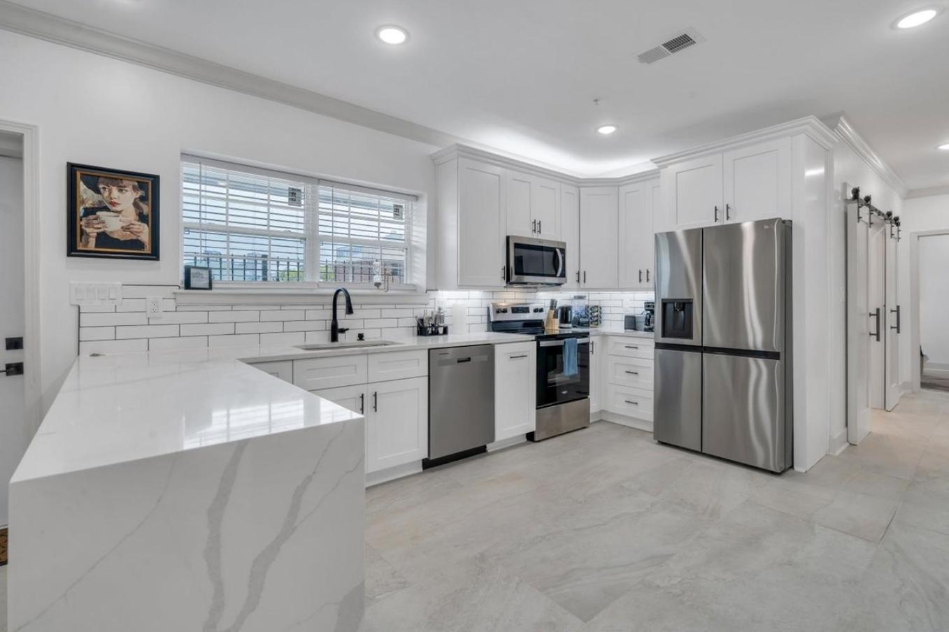 Hotel Sleeps 24-spacious Near Fq W Pool