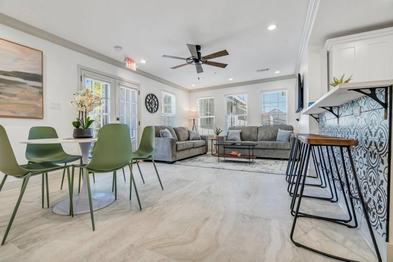 Hotel Sleeps 24-spacious Near Fq W Pool *