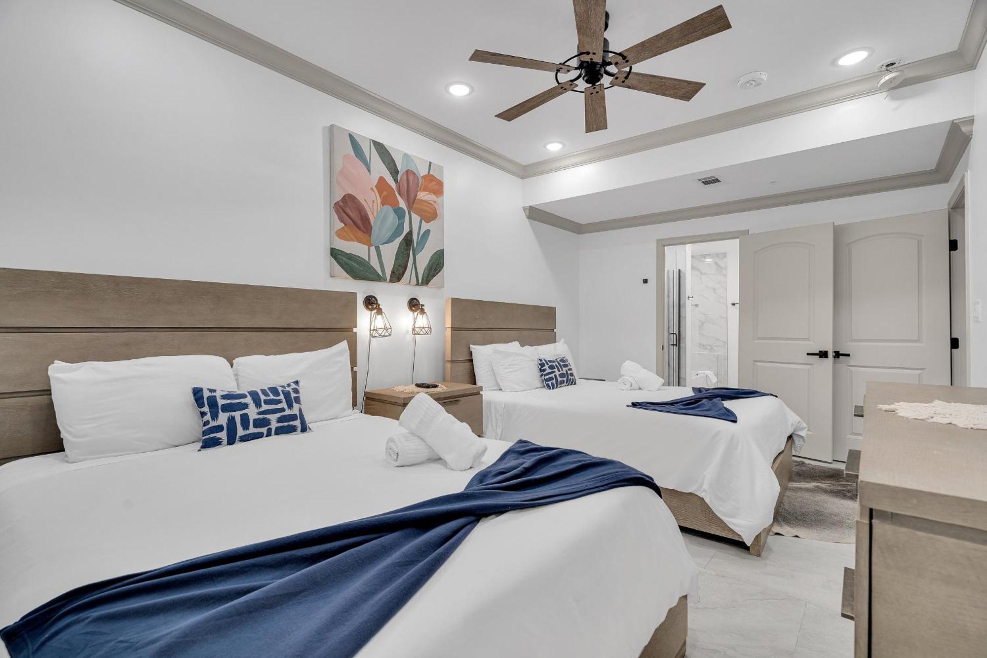 Sleeps 24-spacious Near Fq W Pool *