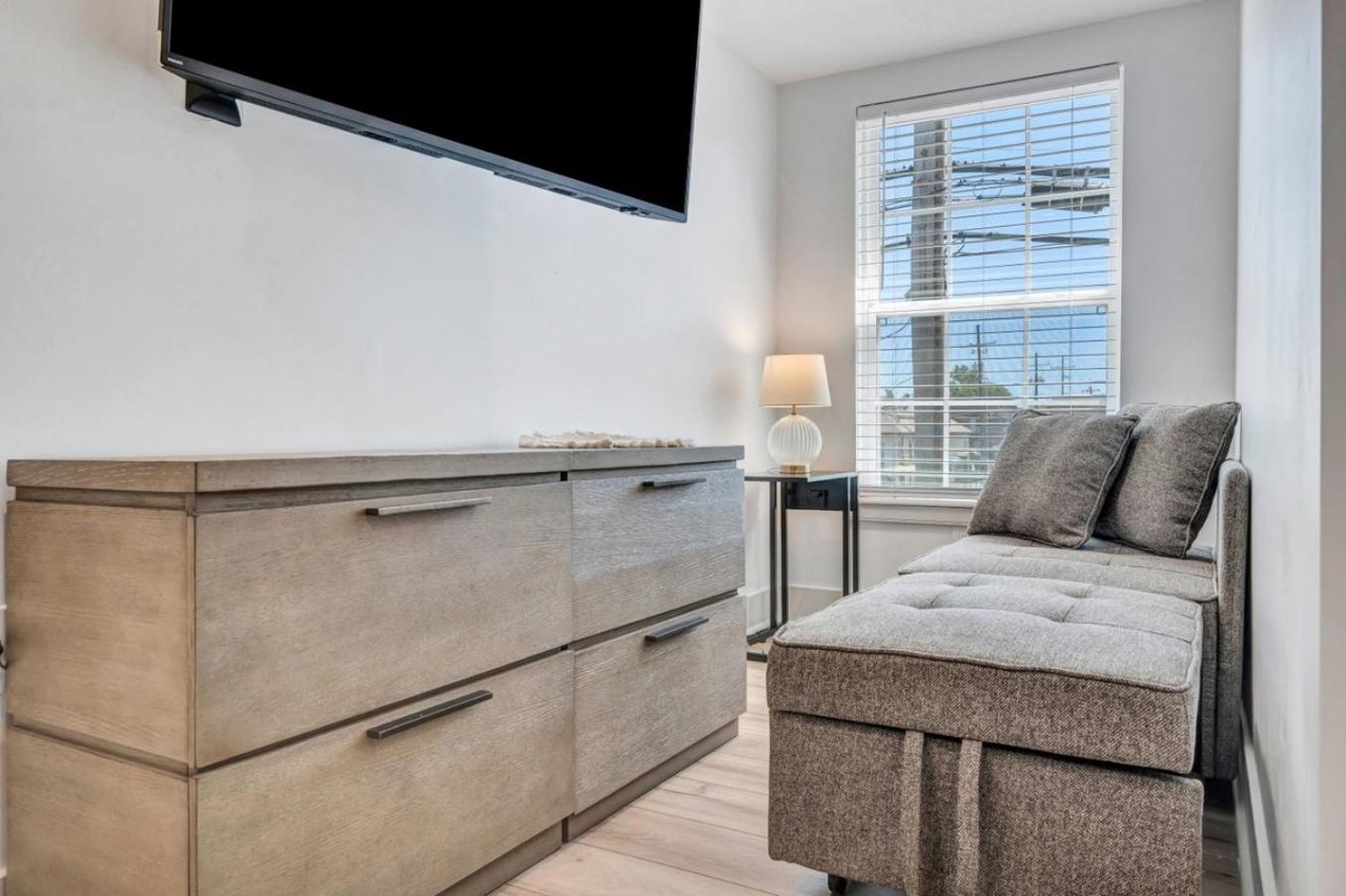 Hotel Sleeps 24-spacious Near Fq W Pool