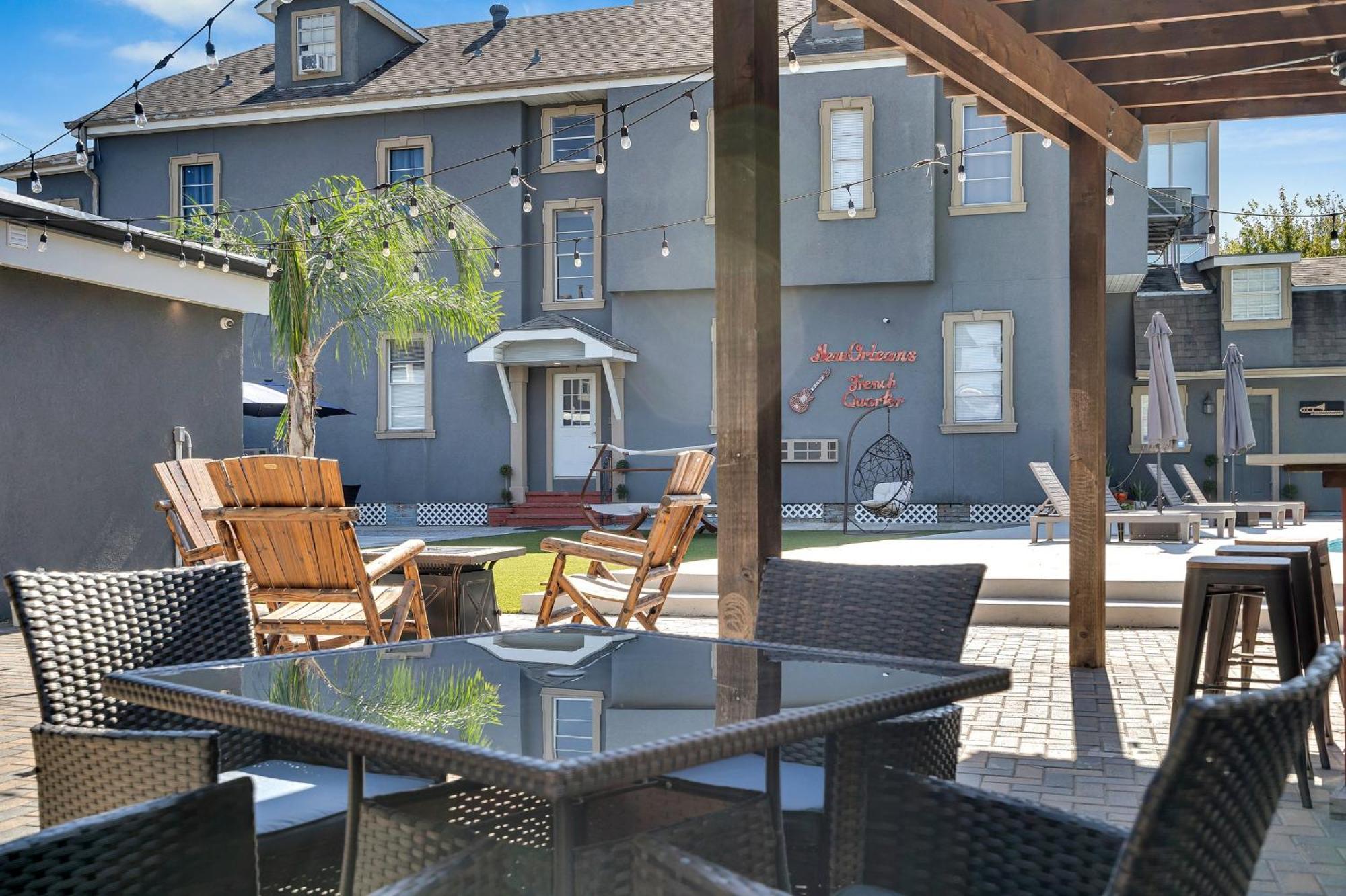 Sleeps 24-spacious Near Fq W Pool