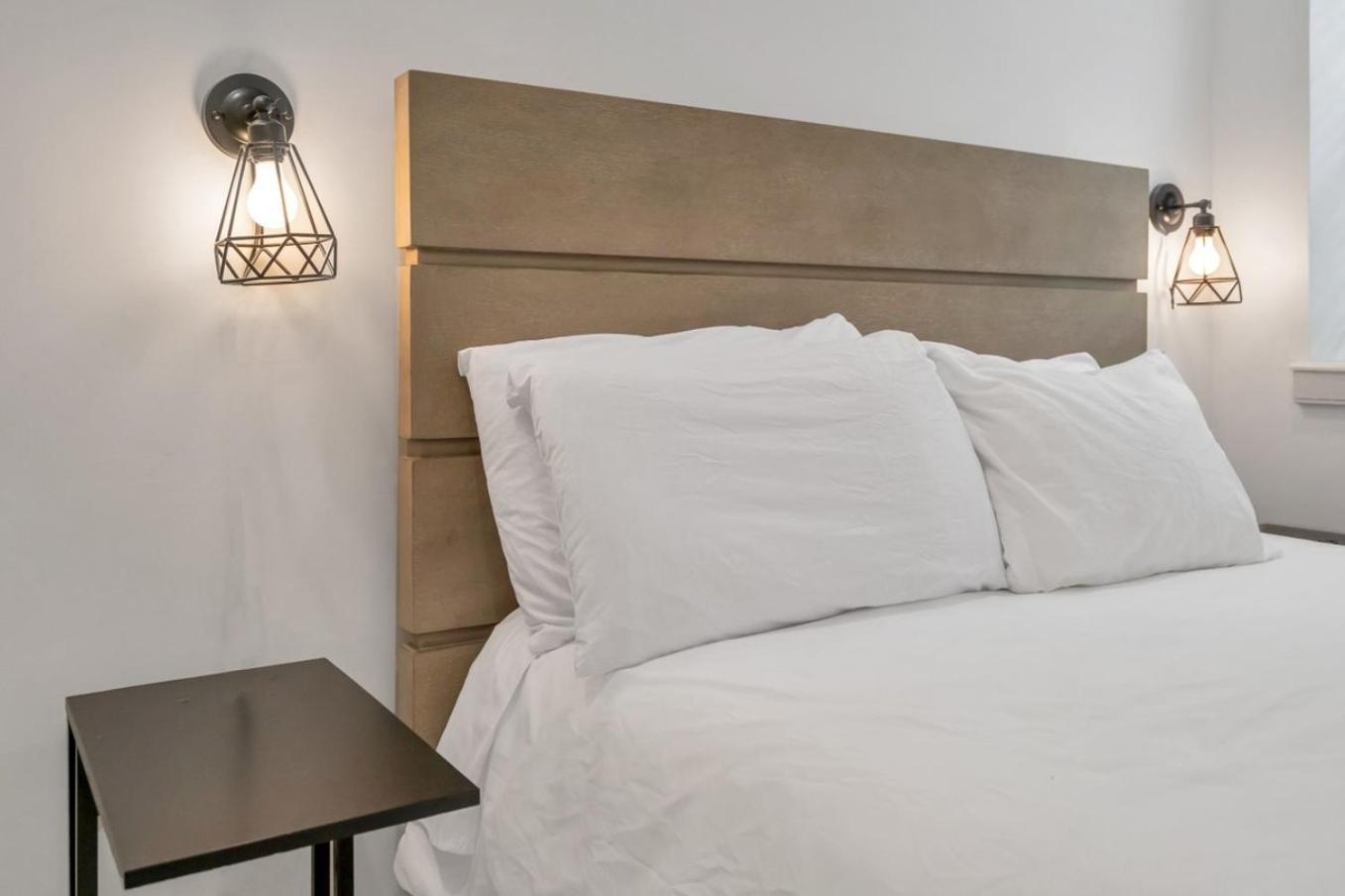 Hotel Sleeps 24-spacious Near Fq W Pool