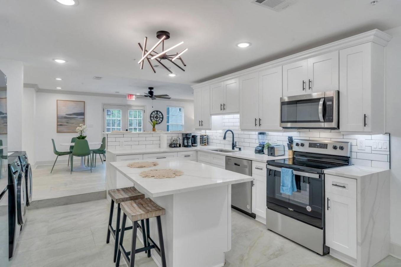 Sleeps 24-spacious Near Fq W Pool *