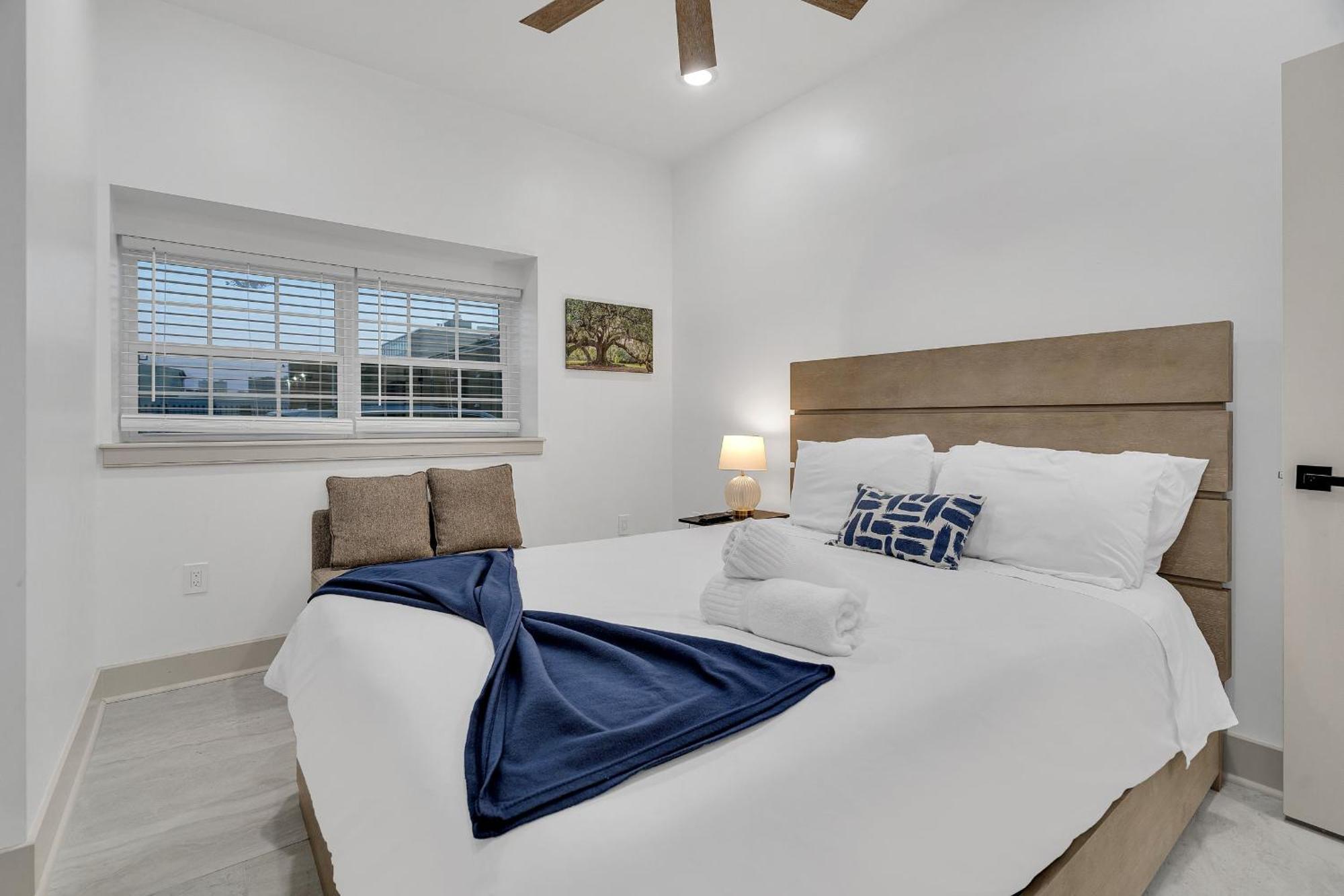 Hotel Sleeps 24-spacious Near Fq W Pool New Orleans