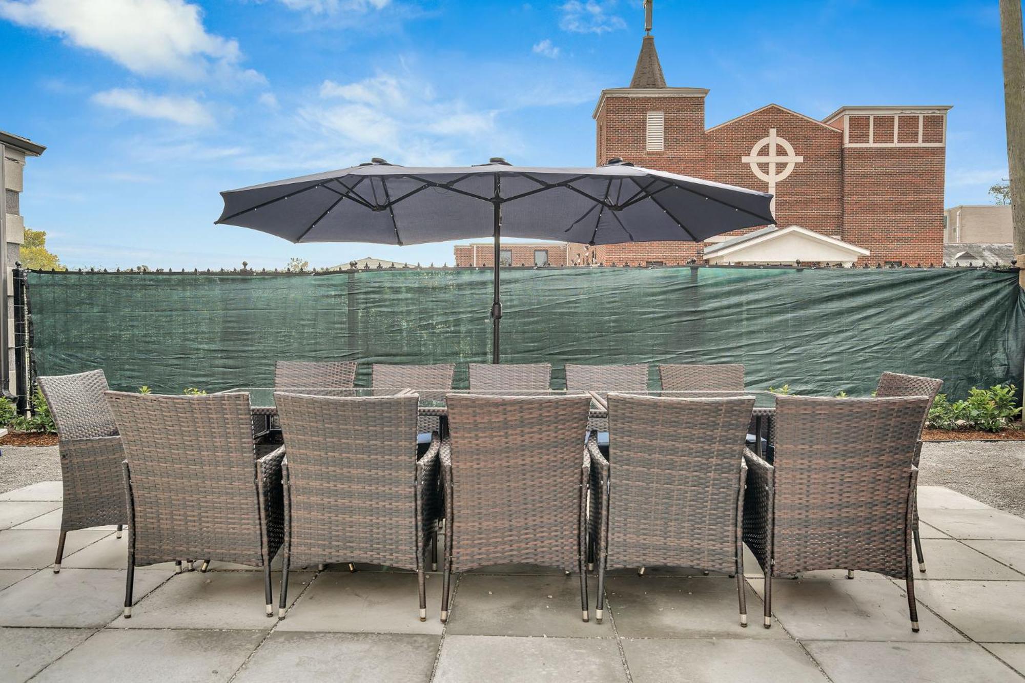 Hotel Sleeps 24-spacious Near Fq W Pool
