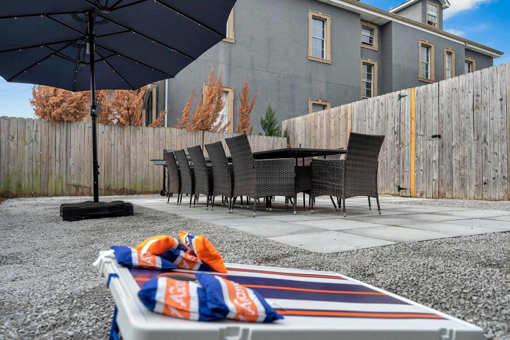 Sleeps 24-spacious Near Fq W Pool Hotel *