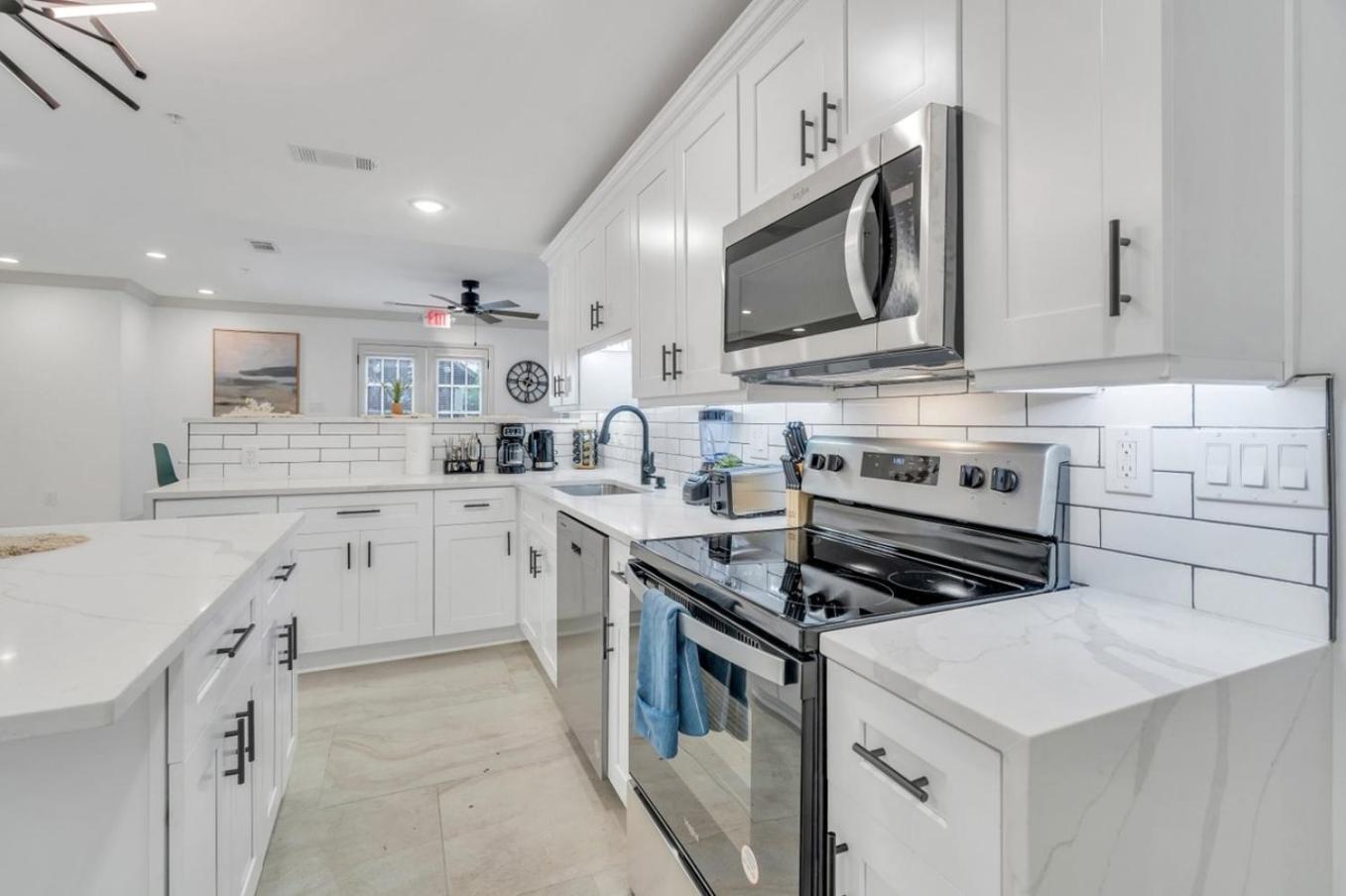 Sleeps 24-spacious Near Fq W Pool