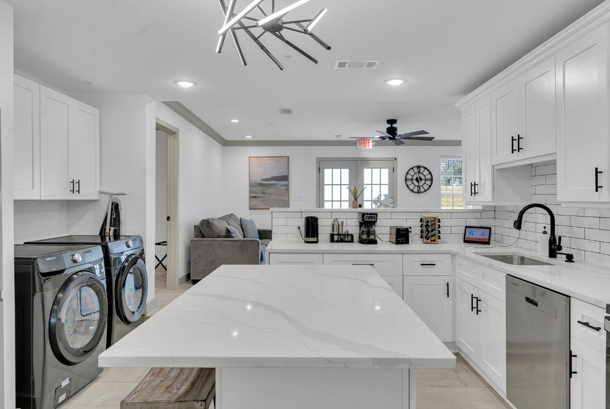 Sleeps 24-spacious Near Fq W Pool