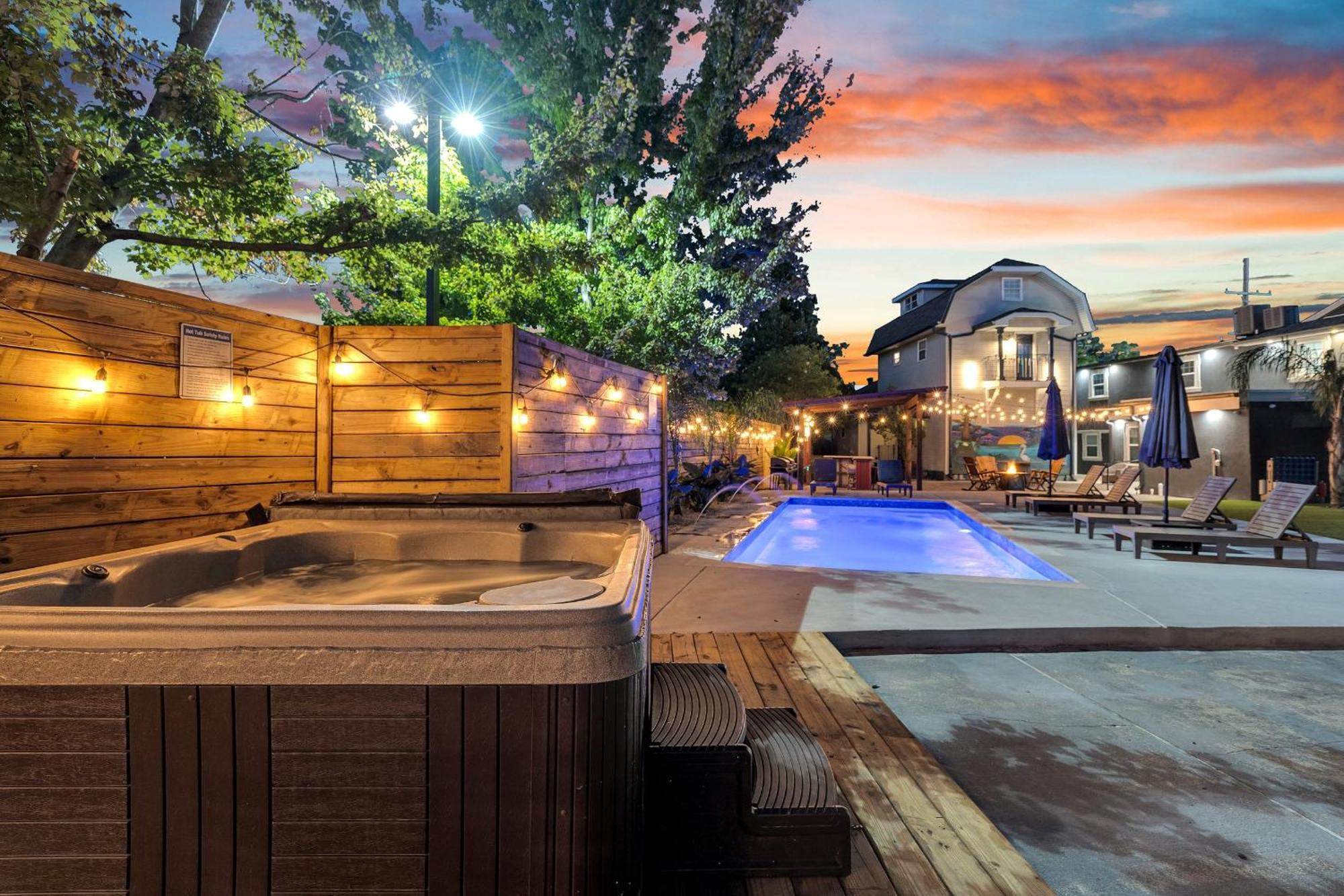 Sleeps 24-spacious Near Fq W Pool