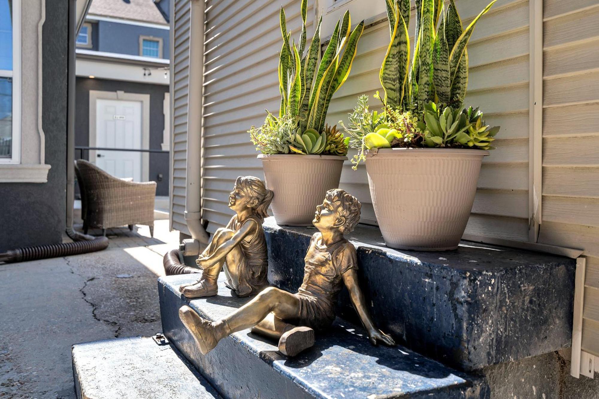 Hotel Sleeps 24-spacious Near Fq W Pool