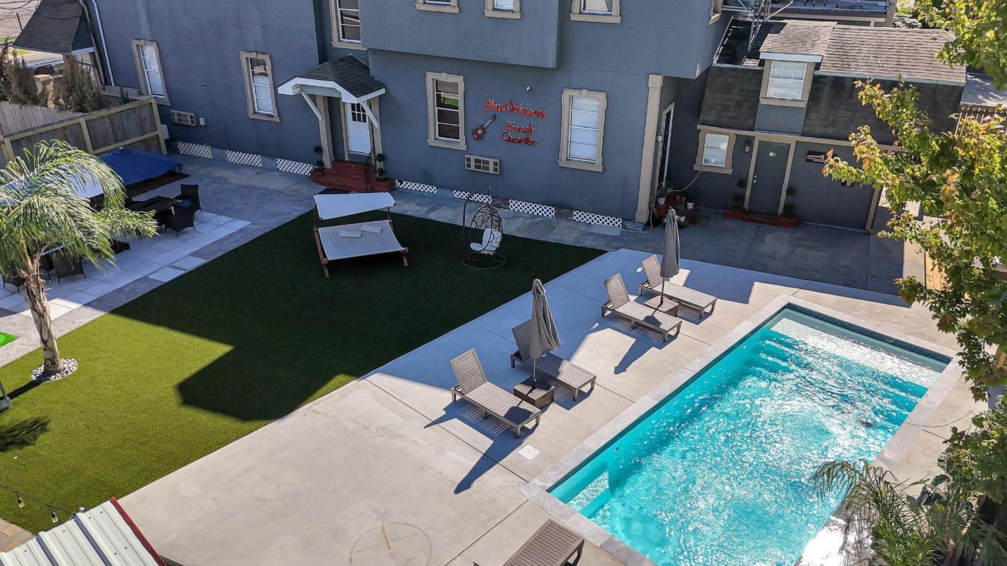 Sleeps 24-spacious Near Fq W Pool *