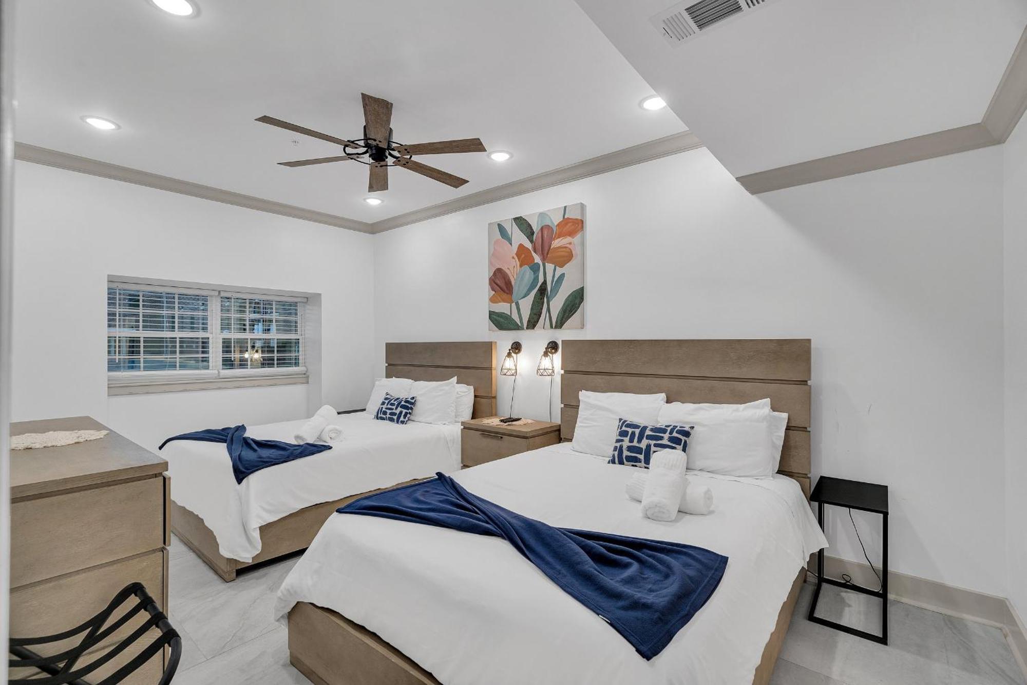 Sleeps 24-spacious Near Fq W Pool