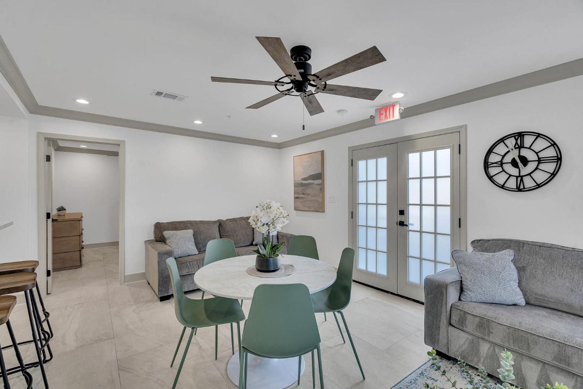 Hotel Sleeps 24-spacious Near Fq W Pool *