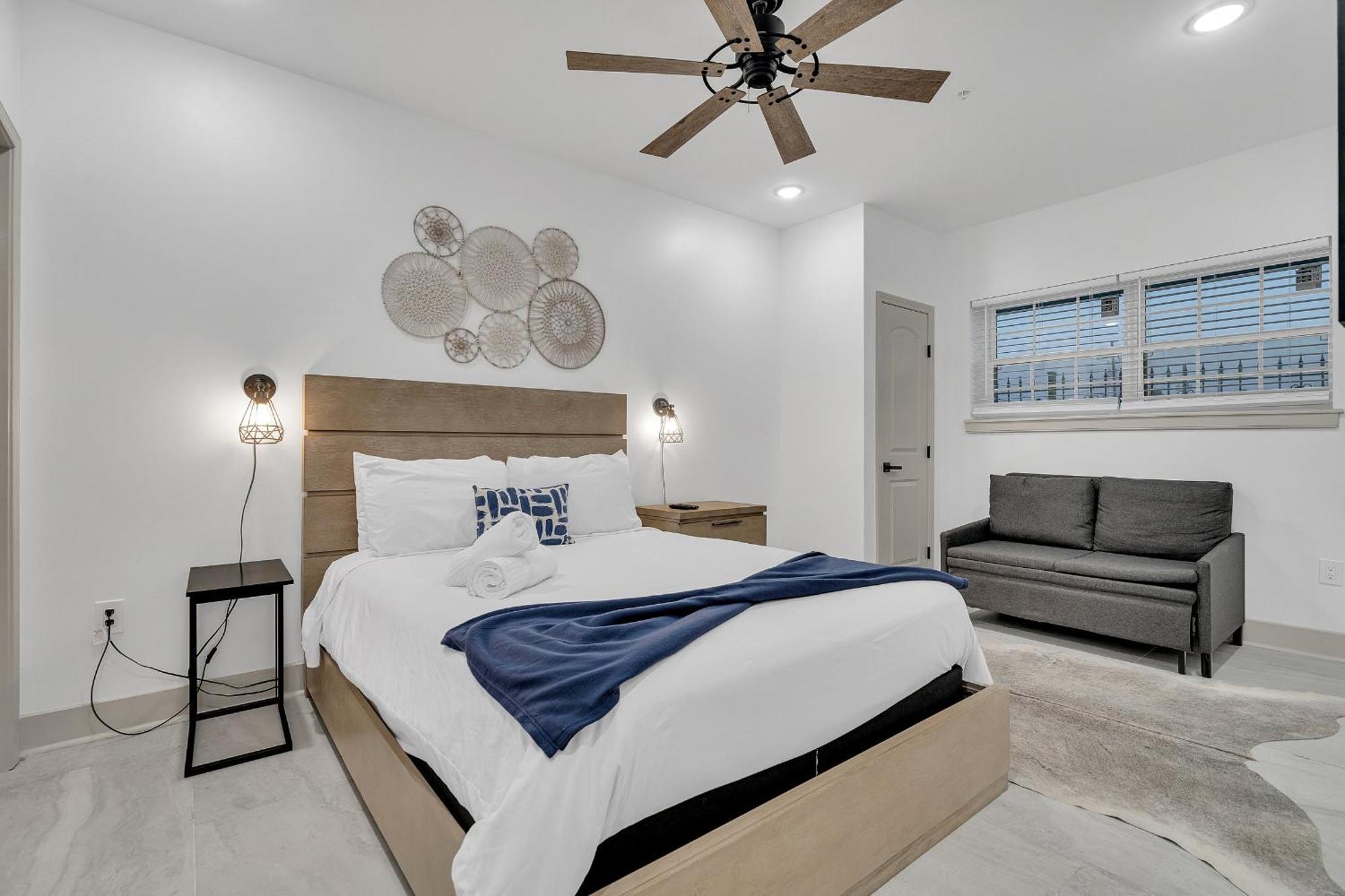 Hotel Sleeps 24-spacious Near Fq W Pool New Orleans