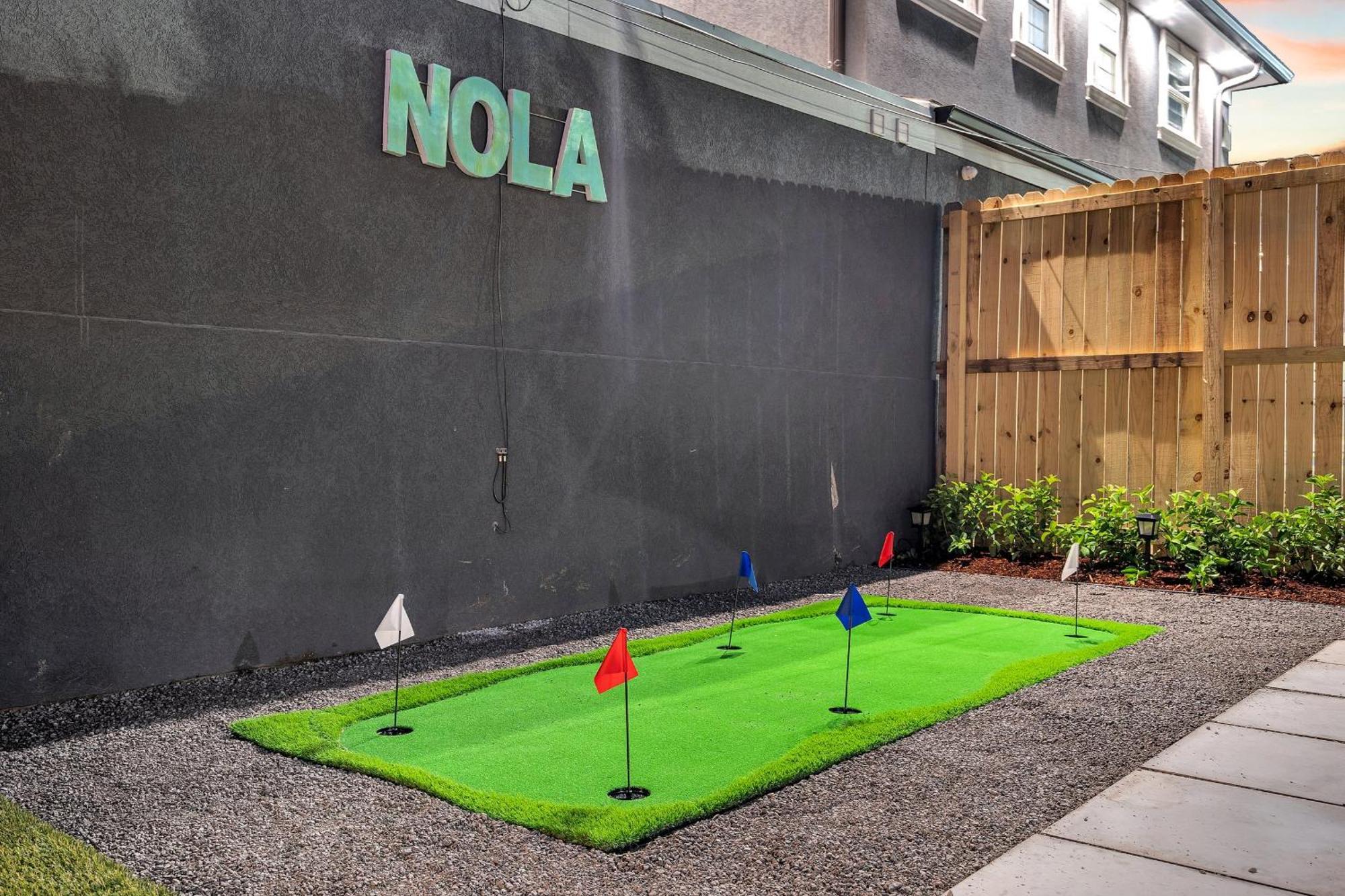Hotel Sleeps 24-spacious Near Fq W Pool